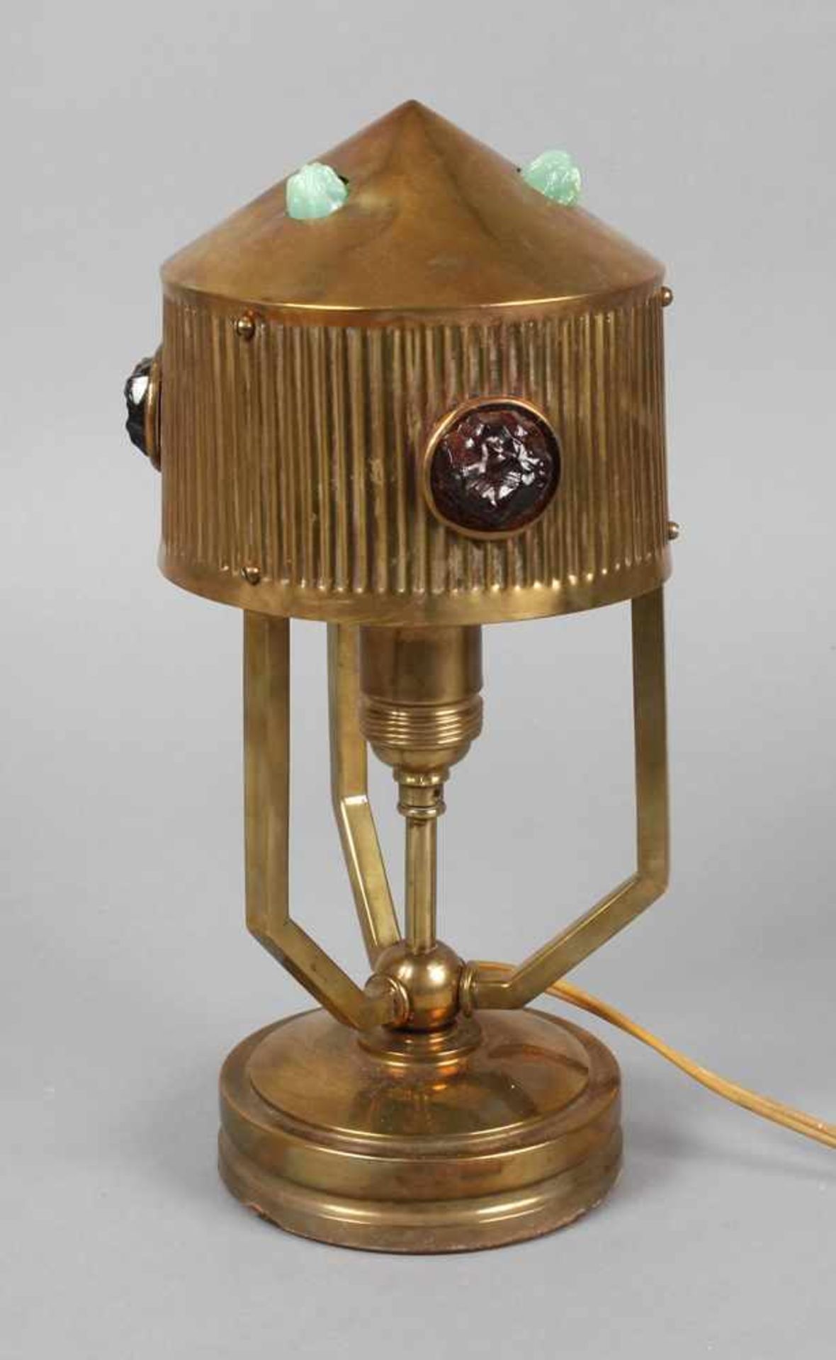 Jugendstil-Tischlampe wohl Berlin, um 1905, Messing getrieben, beschwerter Rundfuß mit zentraler