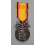 Silberne Verdienstmedaille Reuß um 1914, mit Schwertern, 2. Modell, an Bandstück, normale