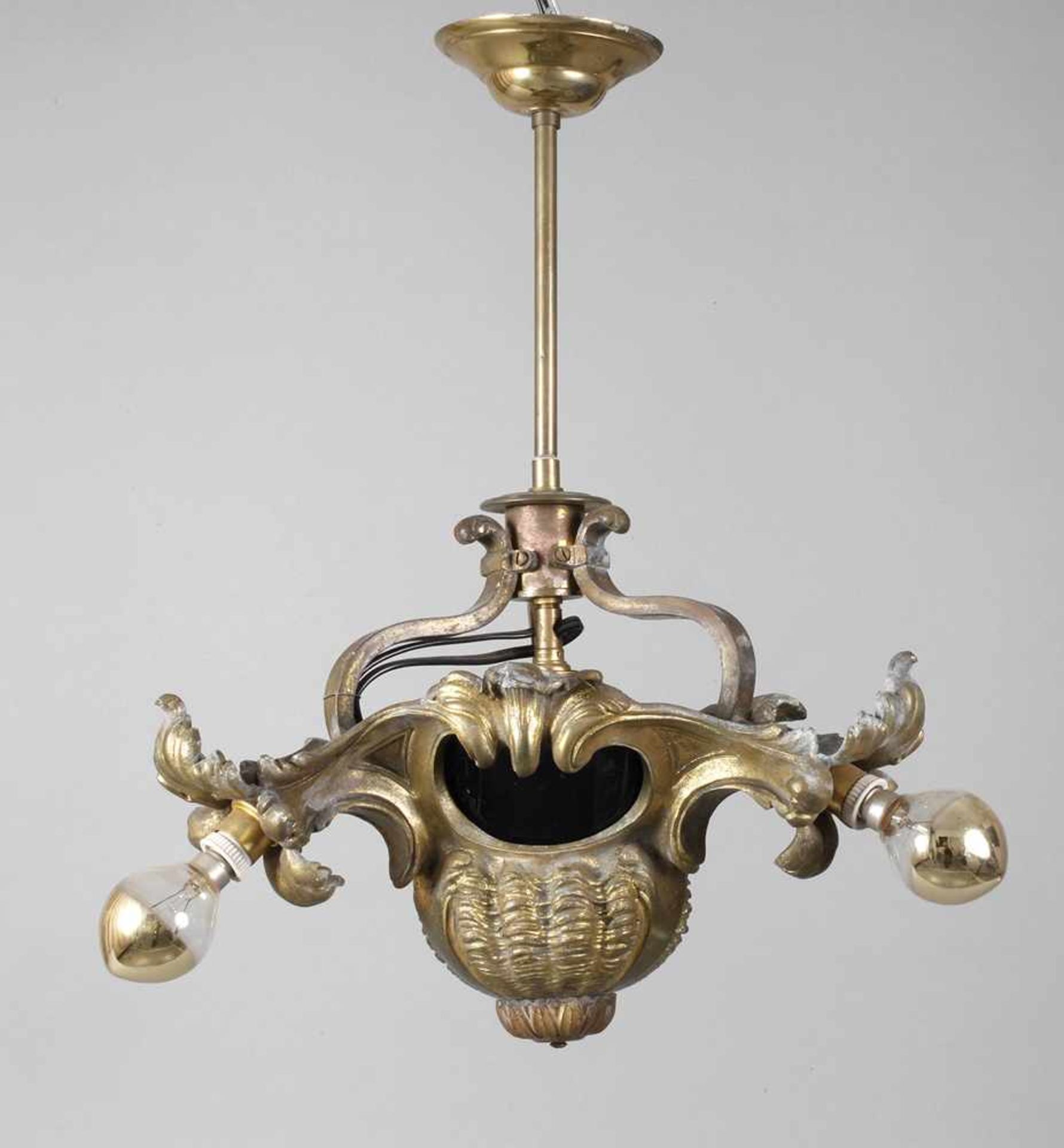 Kleine Deckenlampeum 1900, Bronze vergoldet, von Rocaillen gesäumtes, balusterartiges Gehäuse mit