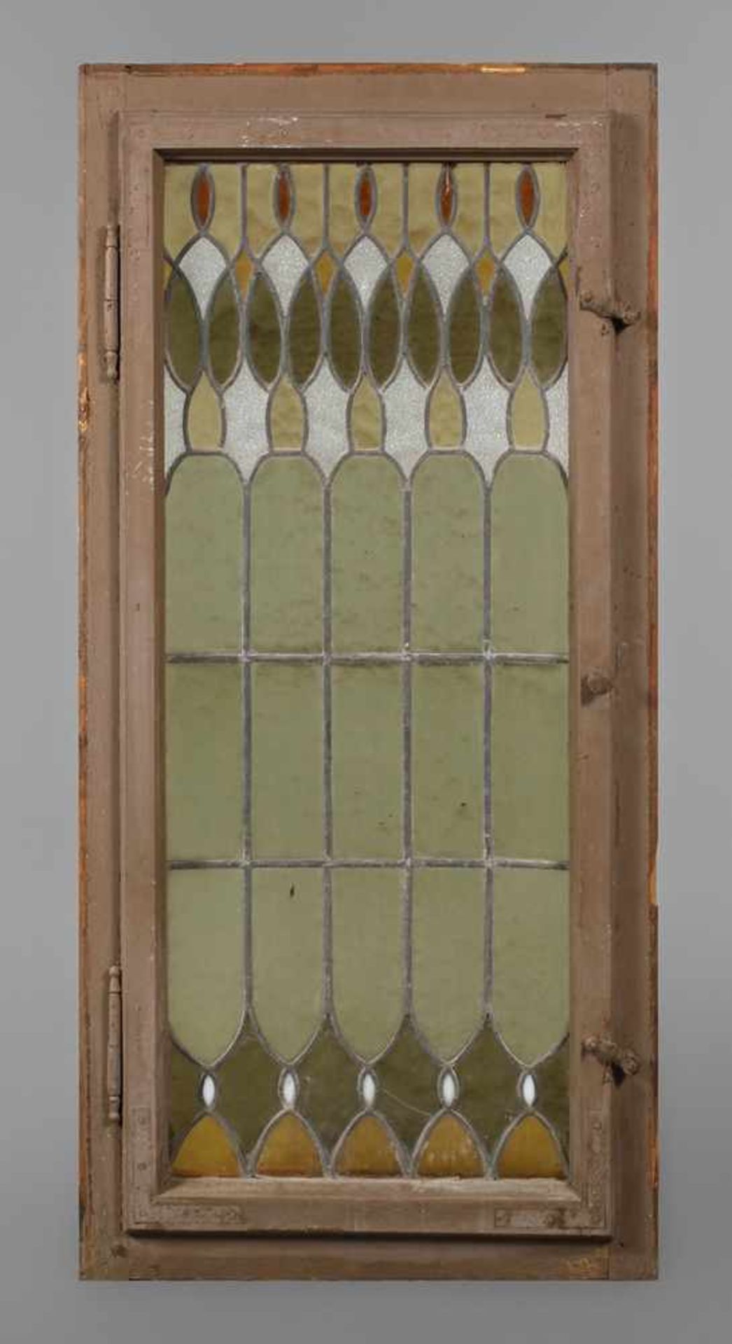 Bleiglasfensterum 1900, ornamentaler Dekor aus Farbglas, im originalen Rahmen mit Zarge, Maße 108