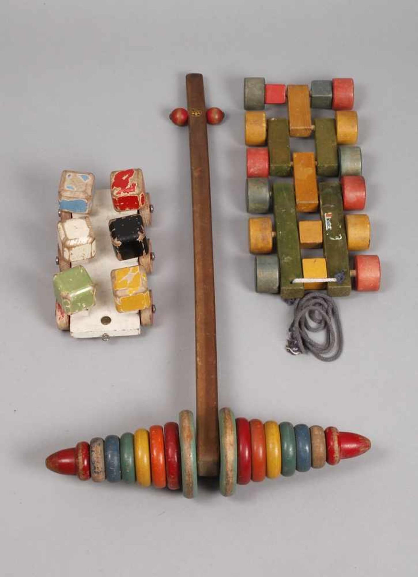 Drei Entwicklungsspielzeuge USA1930er bis 1950er Jahre, zwei gemarkt Holgate, Holz farbig gefasst,