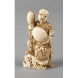 Netsuke Japan, Meiji-Zeit, ungemarkt, Elfenbein fein beschnitzt, teils graviert und geschwärzt,