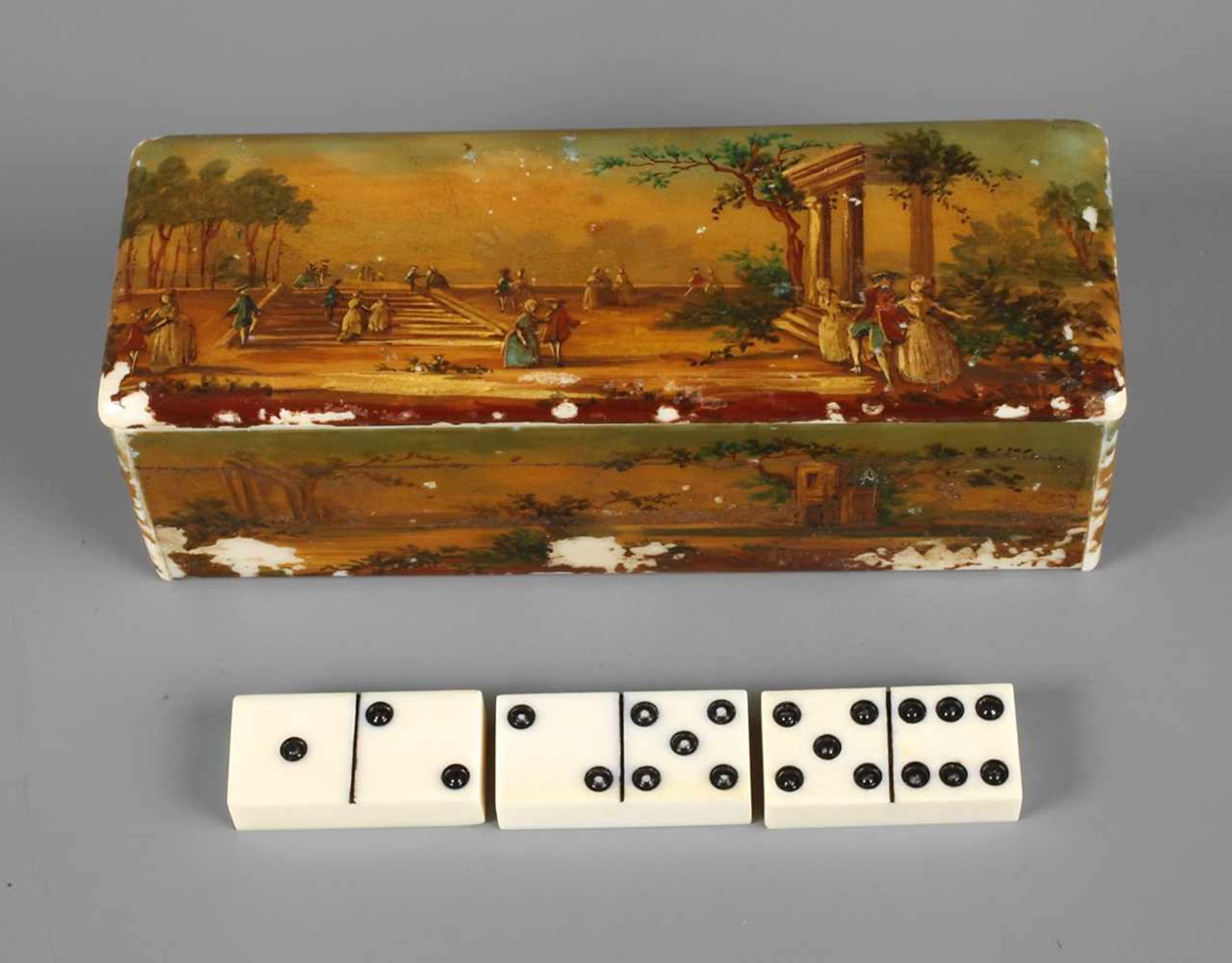 Domino ElfenbeinMitte 19. Jh., ungemarkt, Elfenbein farbig gefasst, schlankes Etui mit klappbarem