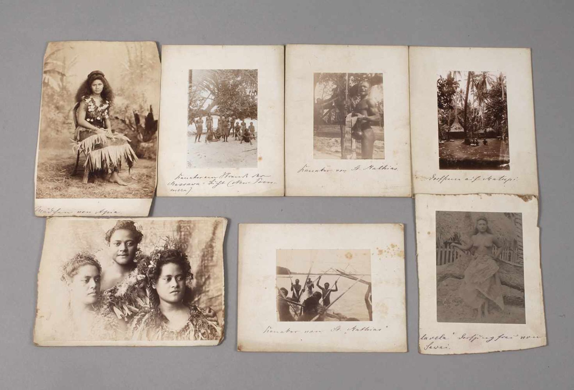 Konvolut Fotos Deutsch-Neuguineaum 1900, sieben auf Pappe montierte Fotos von Ureinwohnern, meist