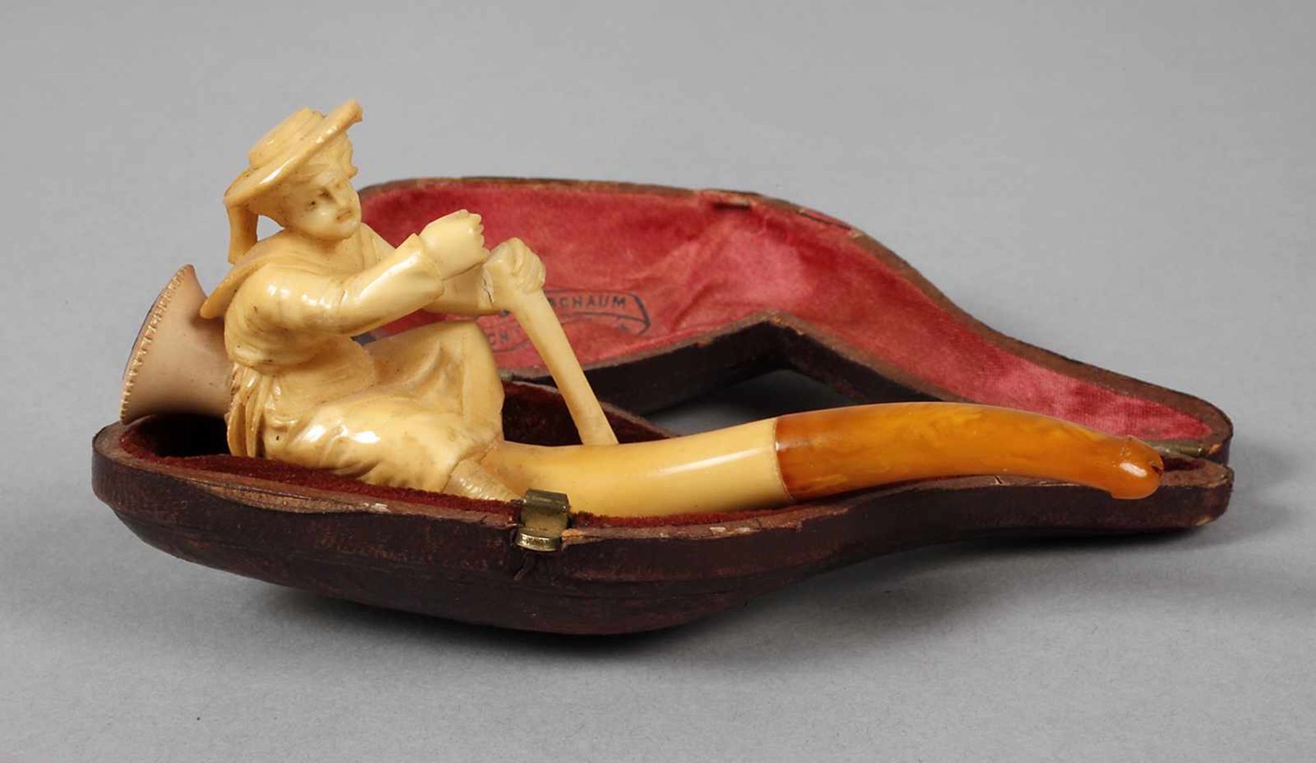 Figürliche Pfeife Ende 19. Jh., Meerschaum beschnitzt, Pfeifenkopf in Form einer jungen Ruderin, das