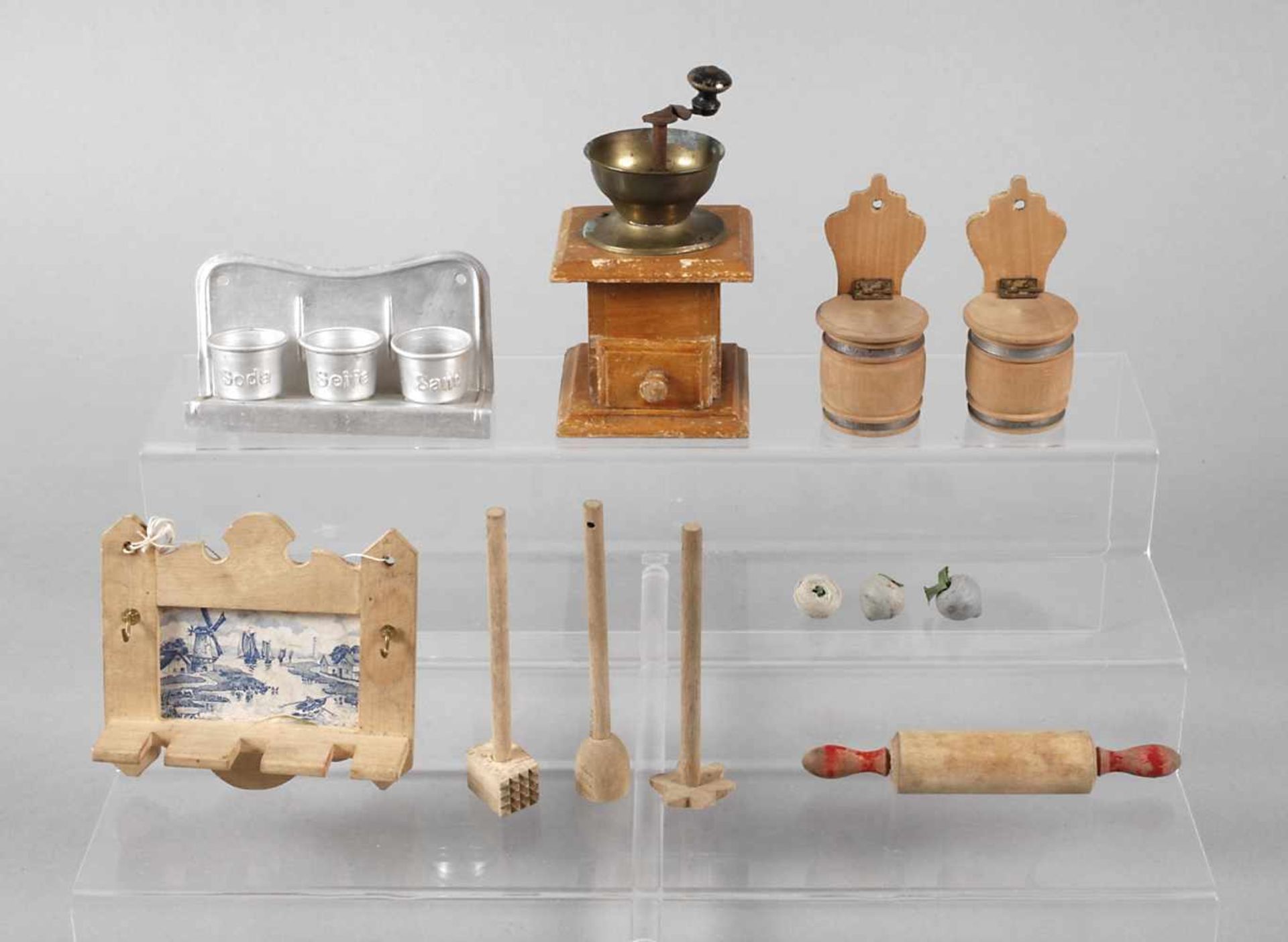 Konvolut Puppenküchenzubehörum 1930, ungemarkt, Holz und/oder Blech, bestehend aus Kaffeemühle,