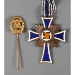 Mutterkreuz und SportabzeichenMutterkreuz Bronzestufe an Band sowie Miniatur-Sportabzeichen als