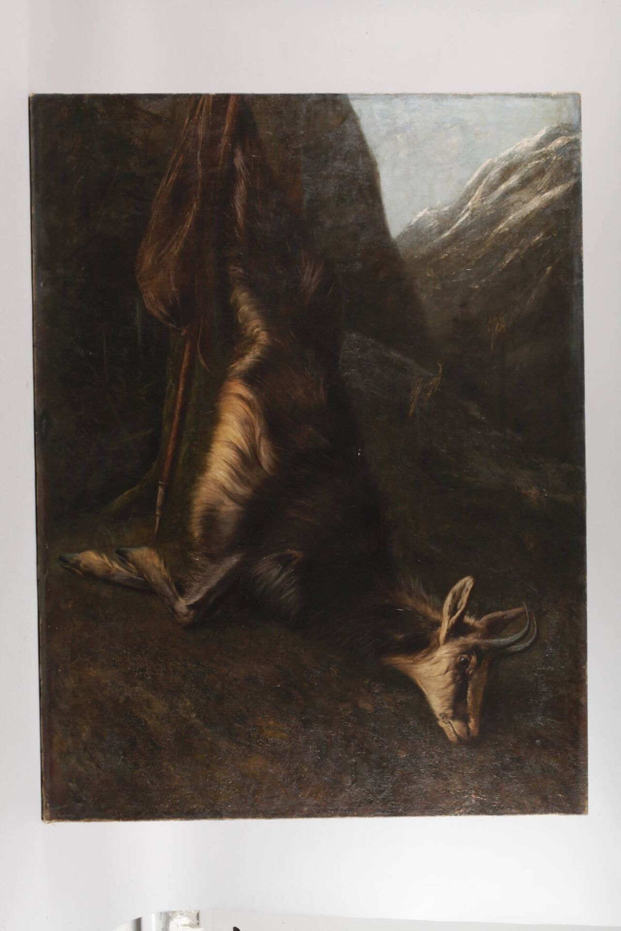 Rezsö Kárpáty, Erlegte Gamsauf einen Wanderstock aufgehängte erlegte Gams vor alpiner Kulisse, - Bild 2 aus 5