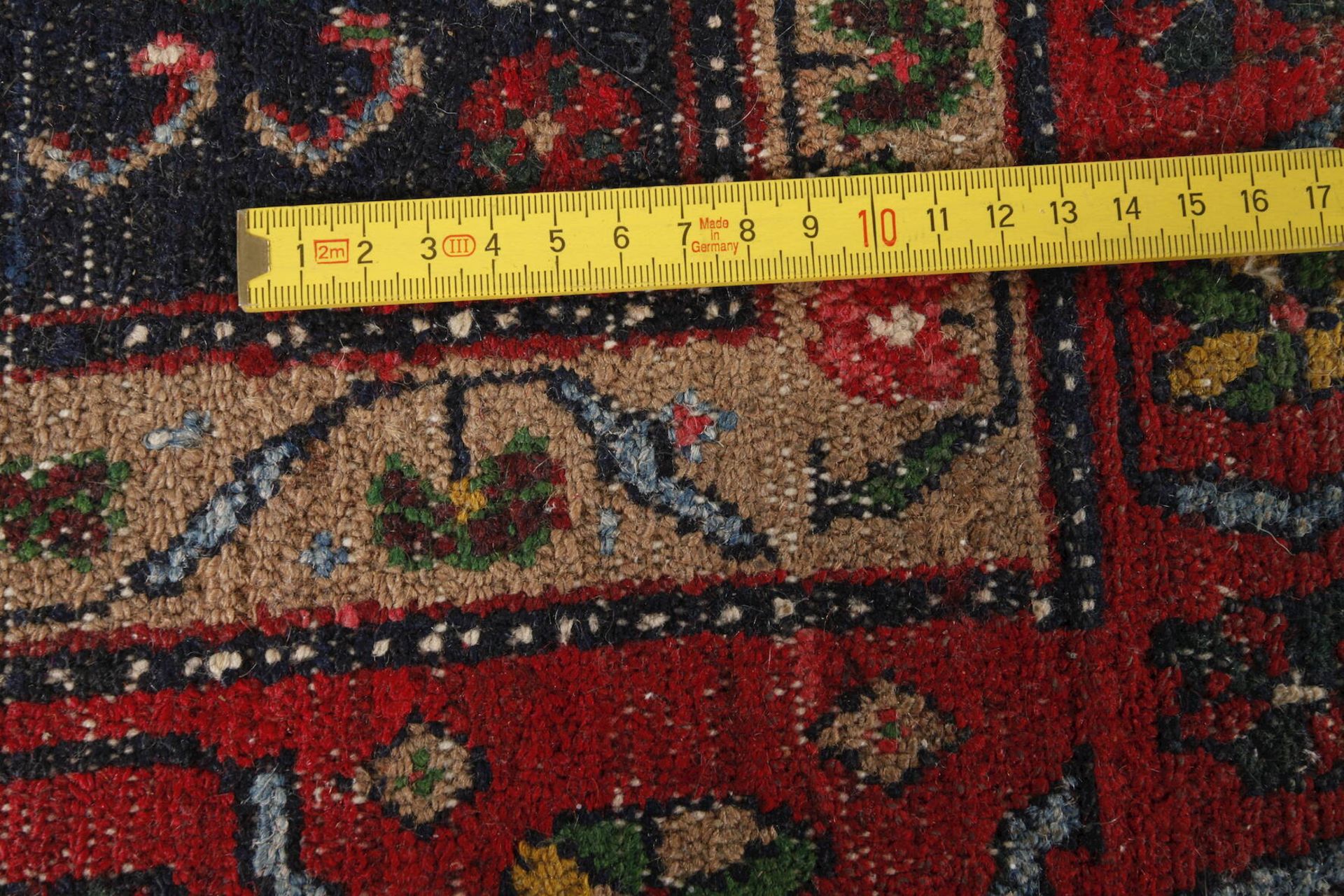 Teppich Iran2. Hälfte 20. Jh., rotes rautenförmiges Mittelfeld mit zentralem Medaillon, - Bild 3 aus 3