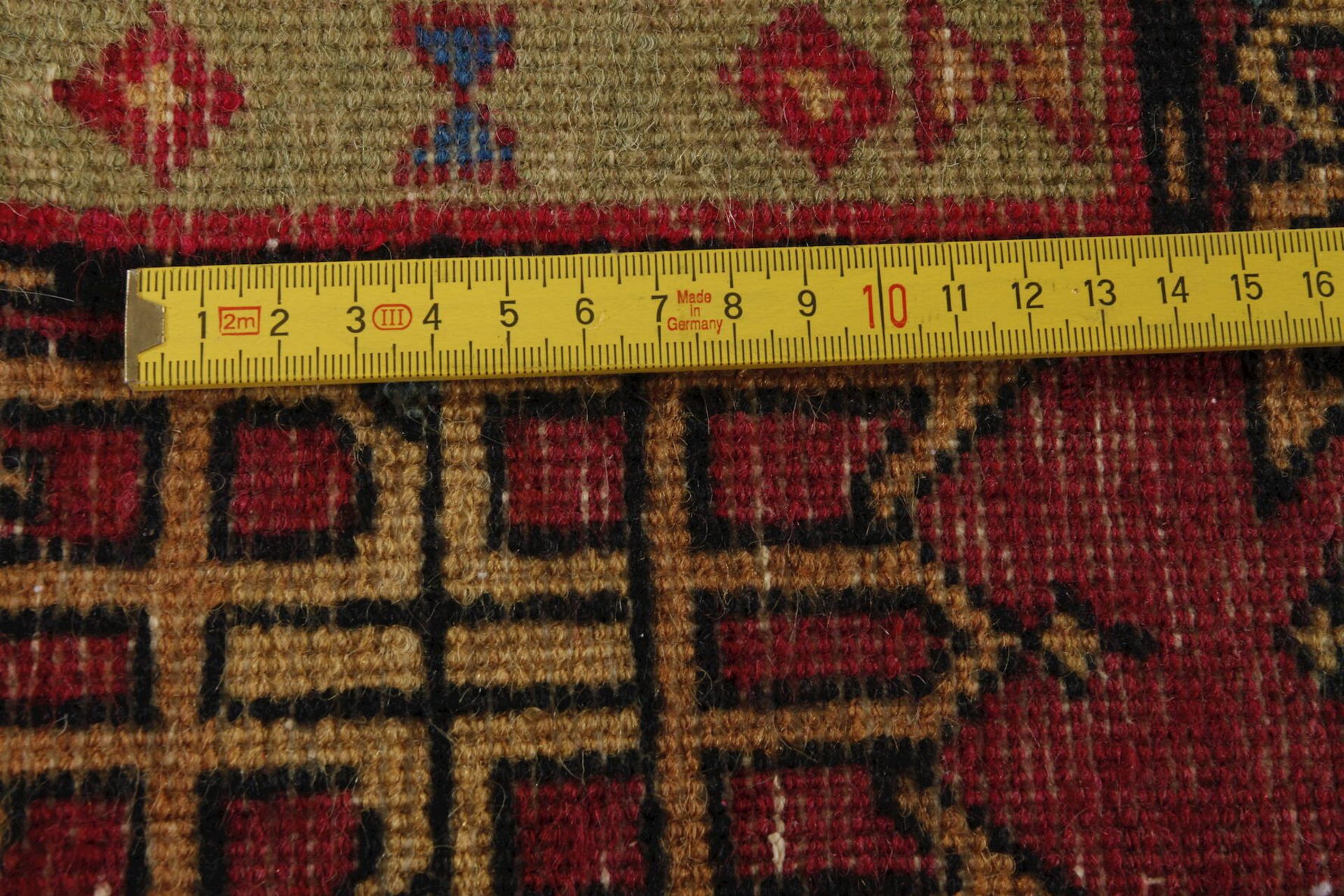 Teppich Iran2. Hälfte 20. Jh., helles Mittelfeld mit farbenfrohen Sternenmotiven verziert, gerahmt - Bild 3 aus 3