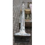 Gusssäule um 1900, Korrosionsspuren, L 296 cm, Basis D 20 cm, Kapitell 33 x 40 cm, D max. 14 cm.