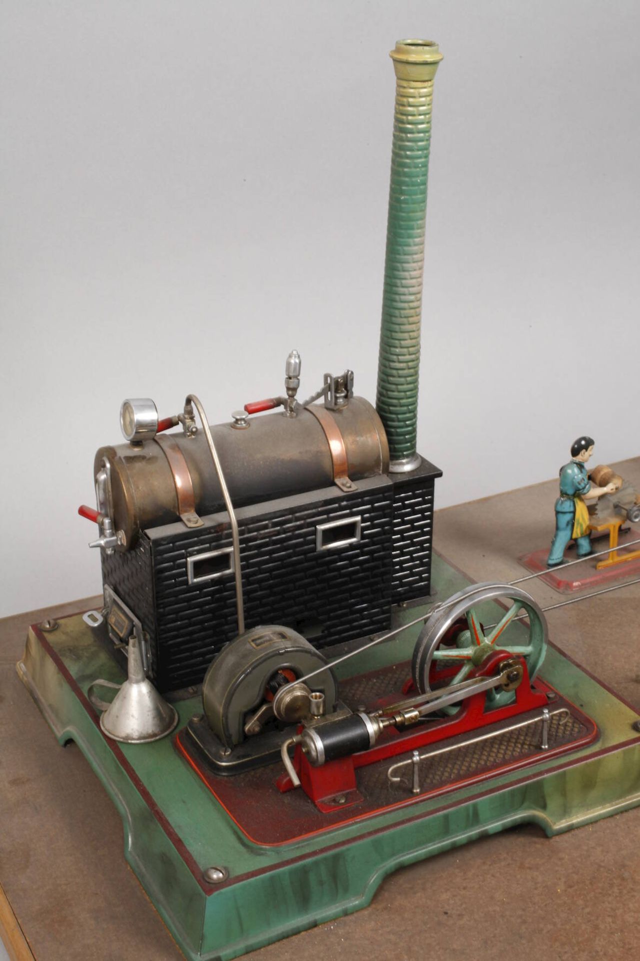 Märklin Dampfmaschine mit Zubehör1930er Jahre, teils gemarkt, Guss und Blech farbig gefasst bzw. - Image 2 of 4