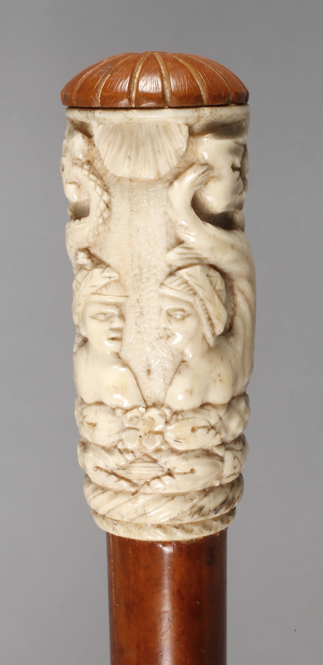 Spazierstock Bein19. Jh., Bein beschnitzt, reliefierter Knauf mit Darstellung zweier Nereiden,