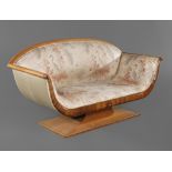 Sofa Art décowohl Frankreich, um 1930, elegant geschwungener Zweisitzer in Nussbaummaser massiv