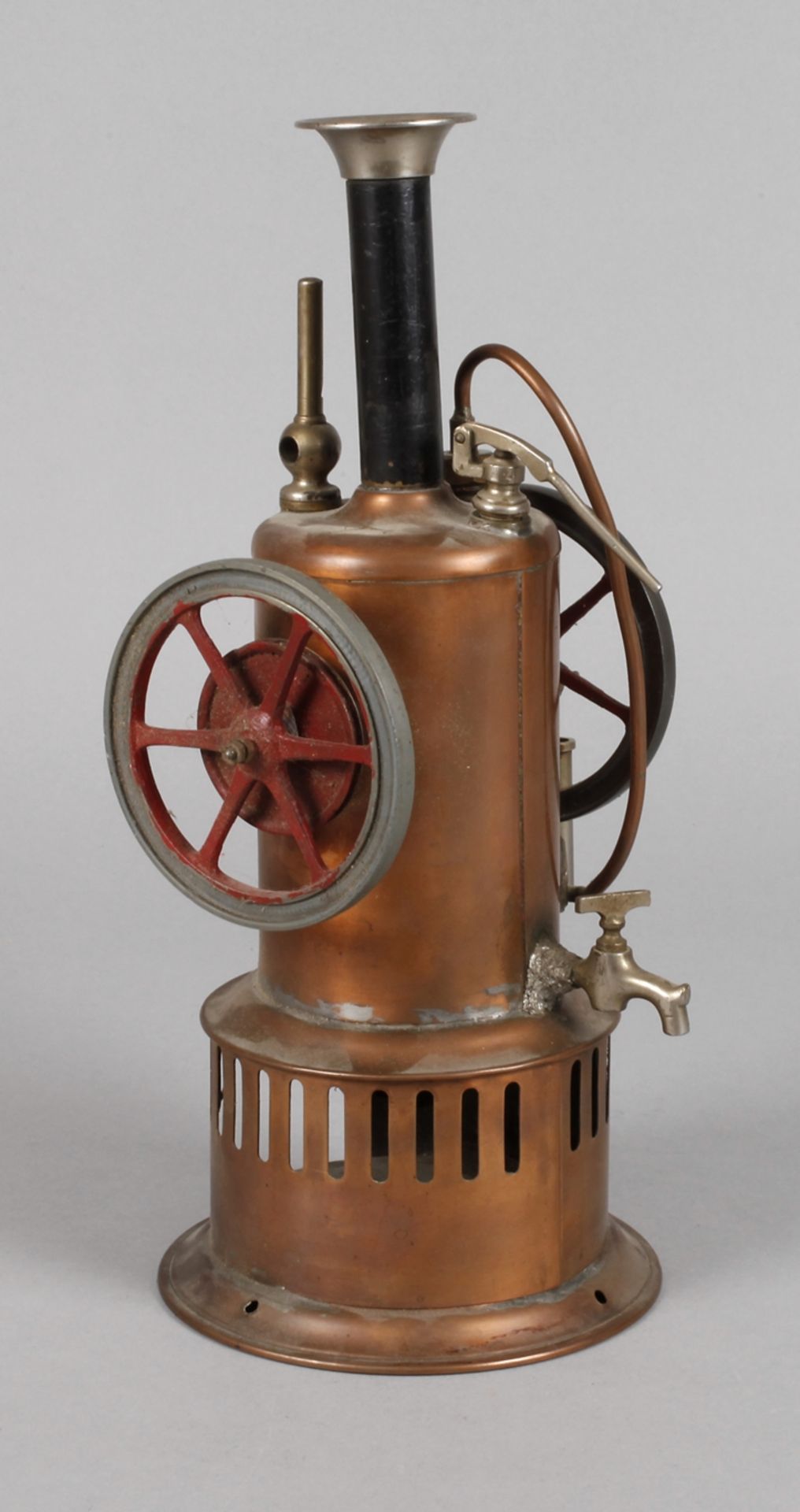 Stehende Dampfmaschineum 1900, ungemarkt, Kupferblech und Eisenguss lackiert bzw. blanke Teile