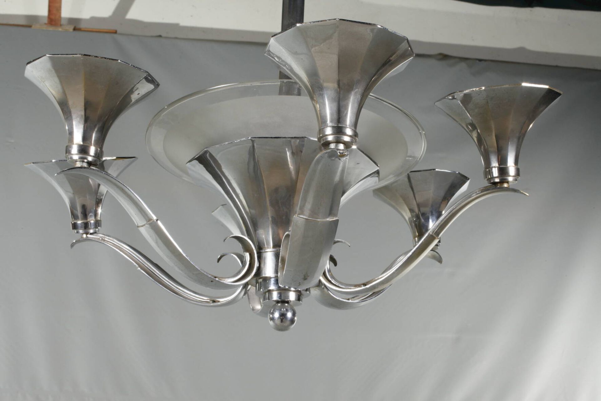 Deckenlampe Art découm 1930, verchromtes Metallgestänge mit zentralem trichterförmigen Schirm aus - Bild 2 aus 4