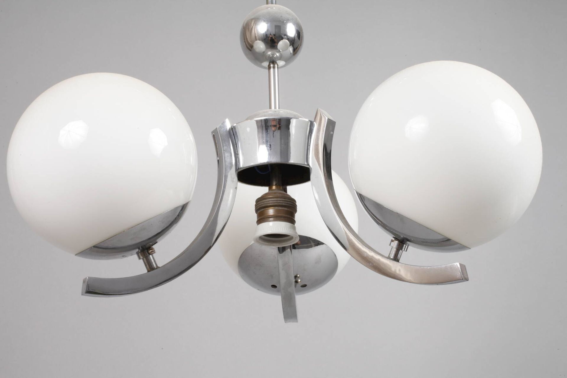 Drei Deckenlampen Art déco1920er Jahre, verchromte Metallgestänge mit jeweils drei kurzen, c- - Bild 4 aus 8