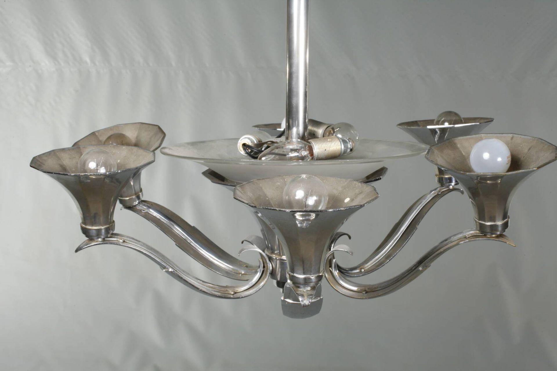 Deckenlampe Art découm 1930, verchromtes Metallgestänge mit zentralem trichterförmigen Schirm aus - Bild 3 aus 4