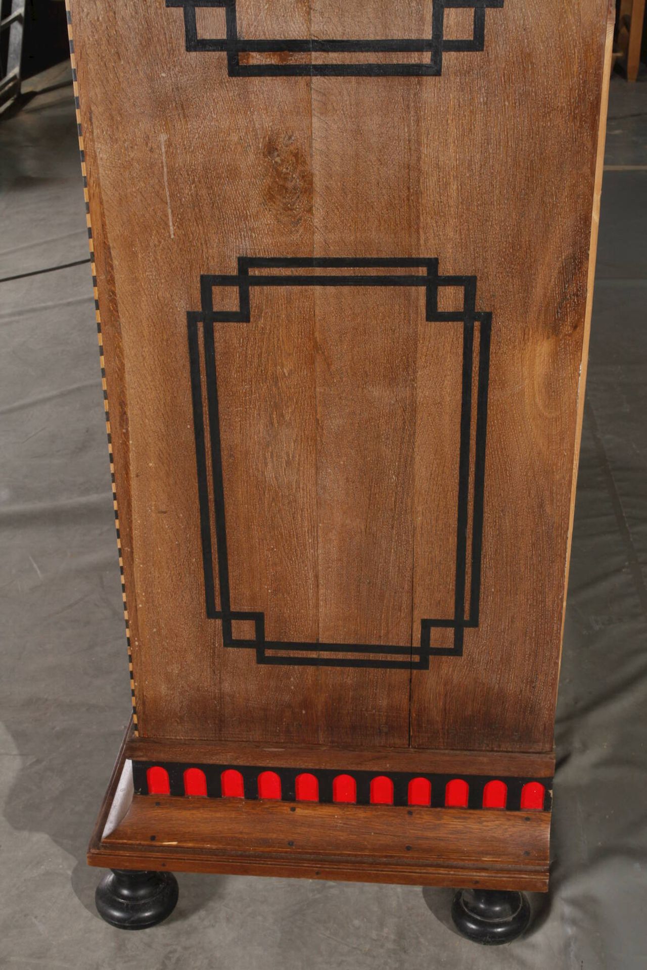DielenschrankEiche massiv, 1. Hälfte 19. Jh., zerlegbarer zweitüriger Schrank mit ornamentalen - Bild 9 aus 10