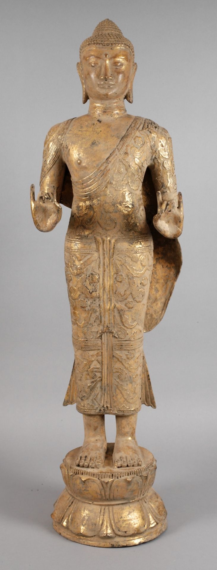 Großer stehender Buddha20. Jh., ungemarkt, Bronze dunkel patiniert und vergoldet, auf