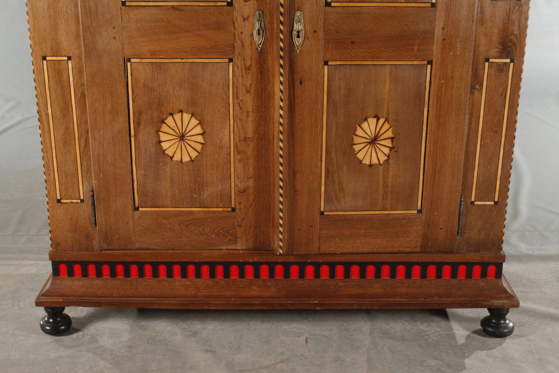 DielenschrankEiche massiv, 1. Hälfte 19. Jh., zerlegbarer zweitüriger Schrank mit ornamentalen - Bild 3 aus 10