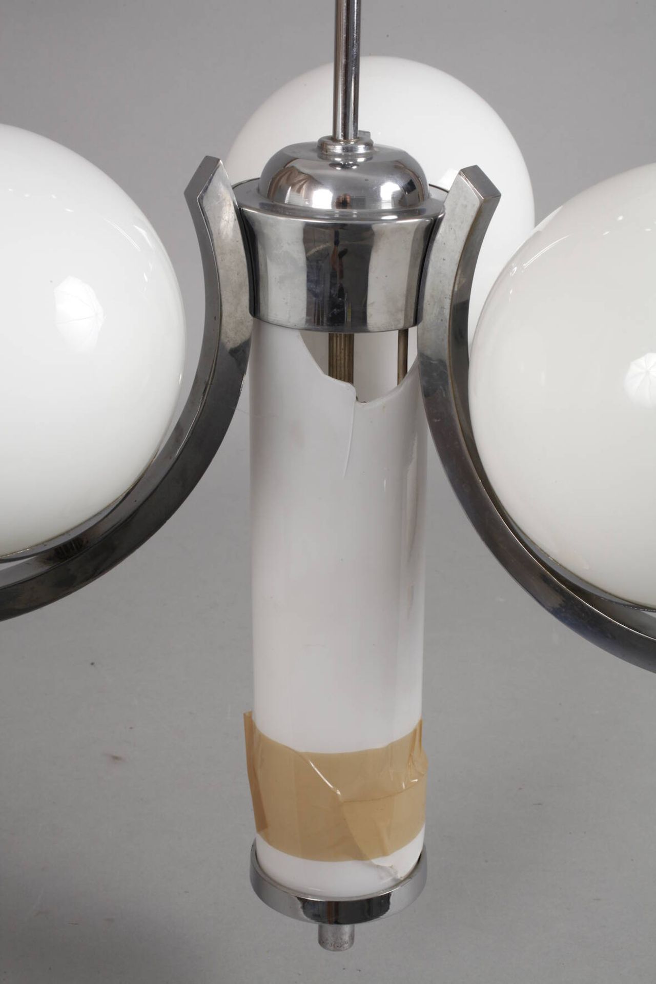 Drei Deckenlampen Art déco1920er Jahre, verchromte Metallgestänge mit jeweils drei kurzen, c- - Bild 8 aus 8