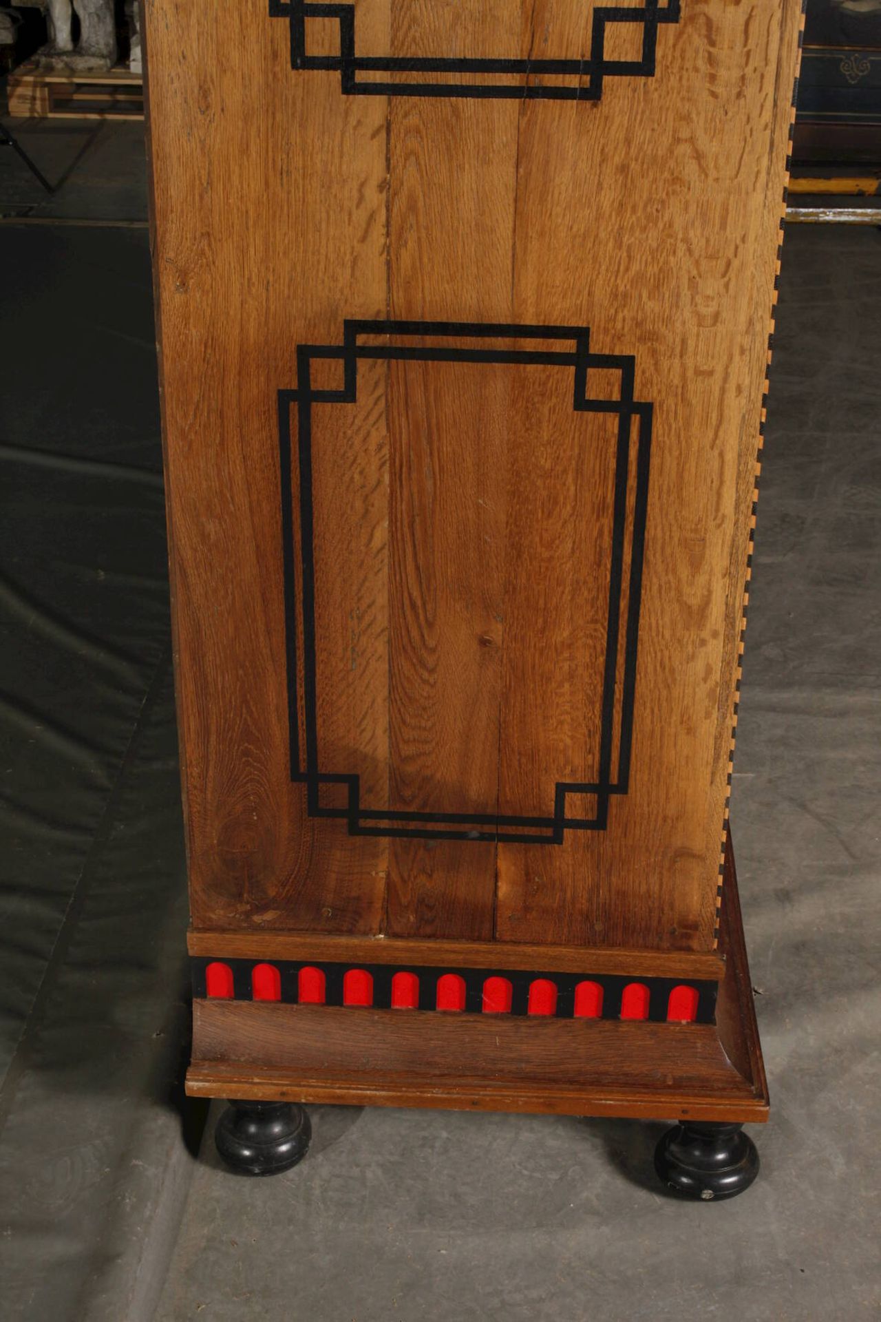 DielenschrankEiche massiv, 1. Hälfte 19. Jh., zerlegbarer zweitüriger Schrank mit ornamentalen - Bild 7 aus 10