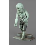 Gartenfigur Bronzeunsigniert, um 1900, rosenstreuender Putto auf getrepptem Postament,