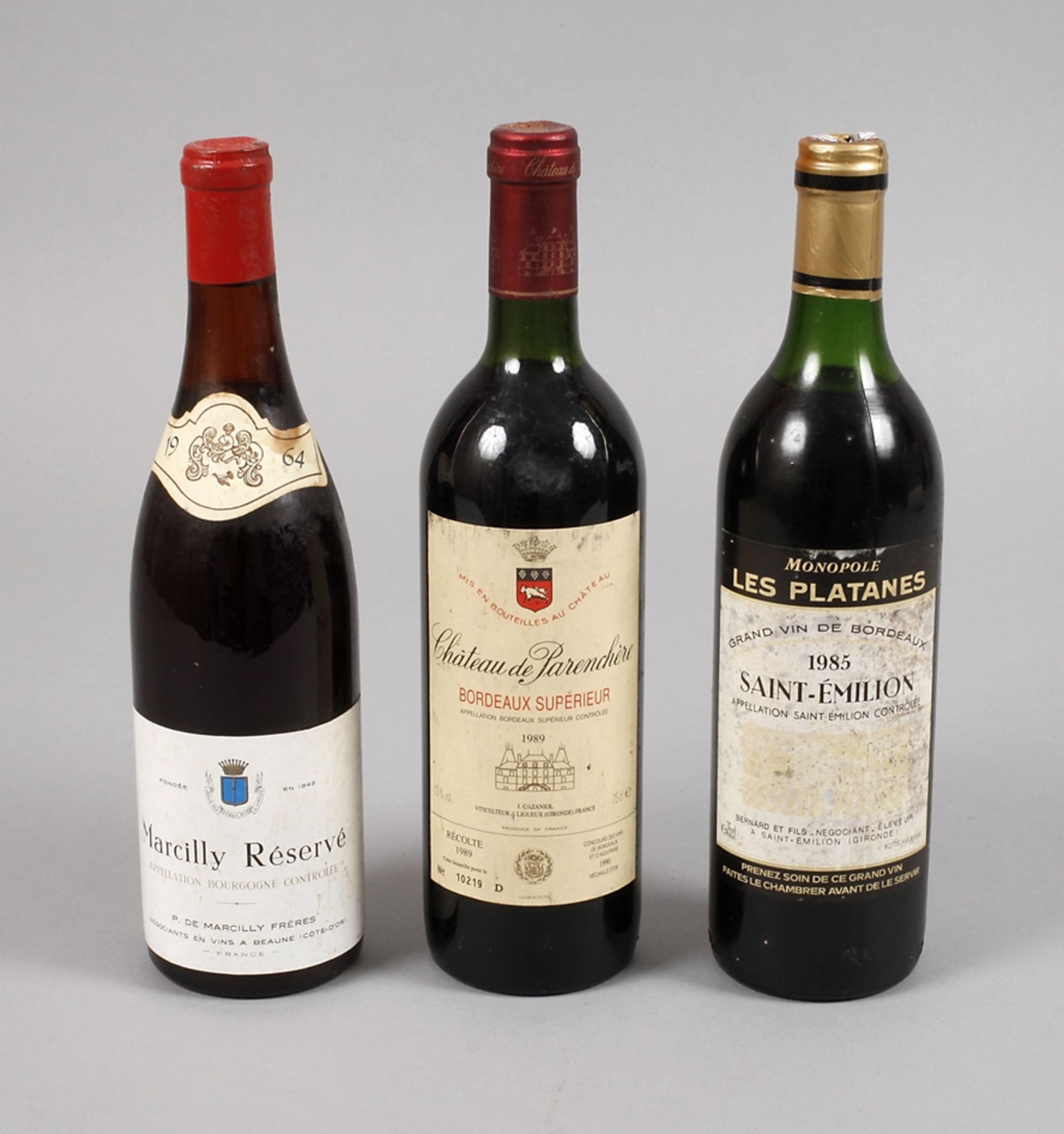 Drei Flaschen RotweinFrankreich, dabei Saint Emilion 1985, Marcilly Réservé 1964 sowie Chateau de