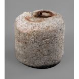Steingewicht 18./19. Jh., witterungsanfälliger Granit, Alters- und Gebrauchsspuren, H 23 cm, D 25