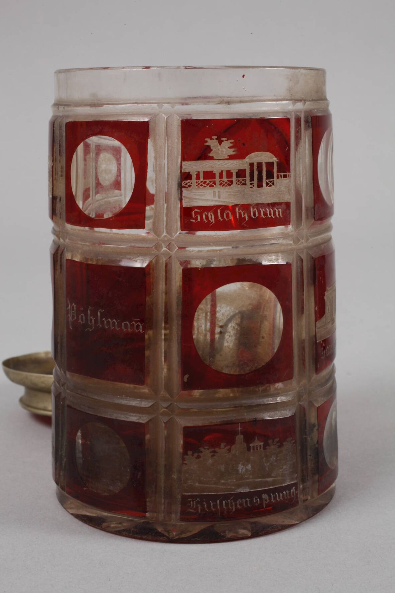 Erinnerungskrug Karlsbad mit Schreibset19. Jh., farbloses Glas, rubinrot gebeizt, geschnittene - Bild 3 aus 4