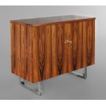 Kleines Sideboard Tropenholz furniert, die Beine aus verchromten Rechteckprofilen, 1970er Jahre, aus