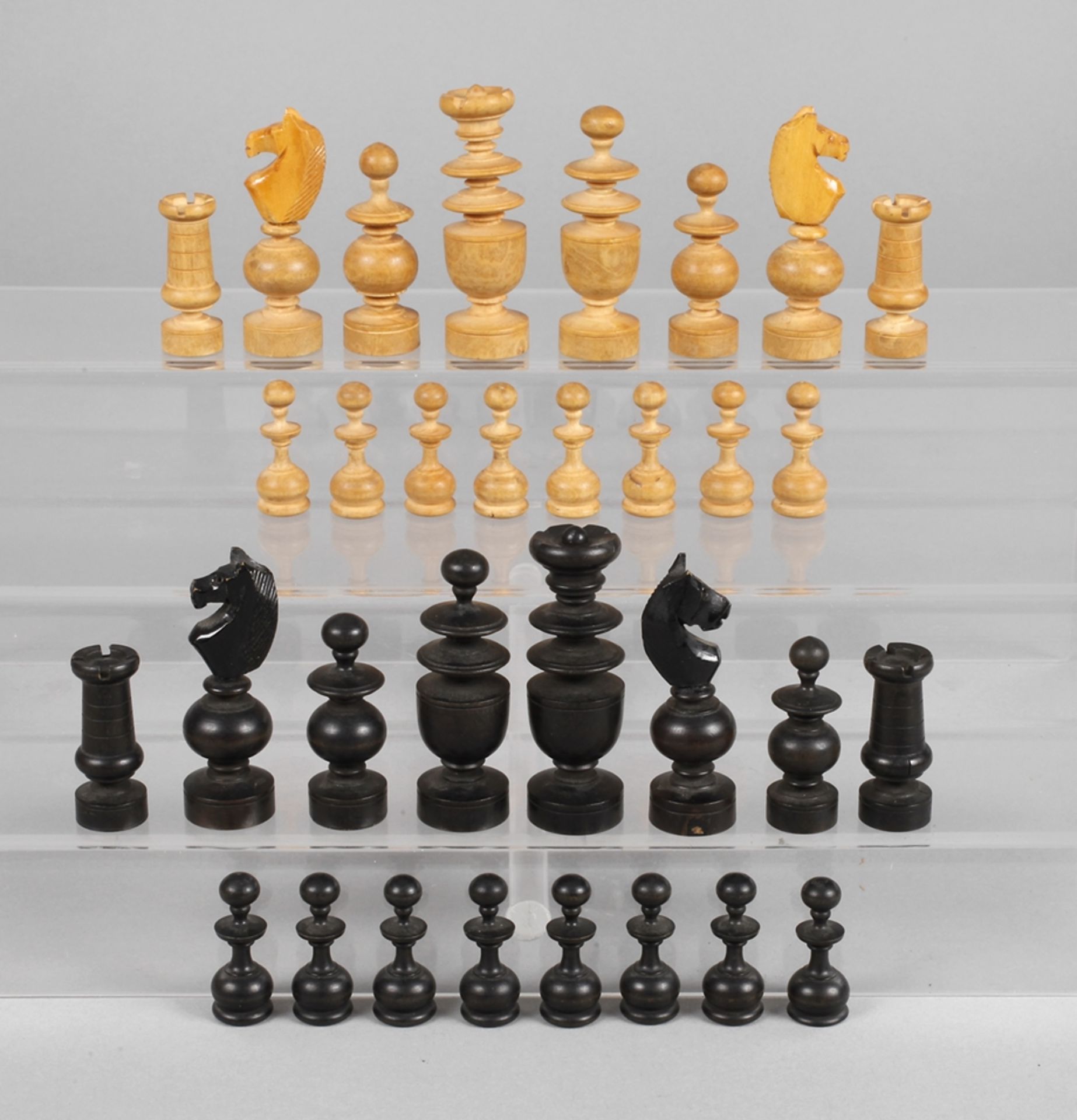 Schachspiel19. Jh., Holz gedrechselt, teils geschwärzt, kompletter Satz Spielfiguren, leichte