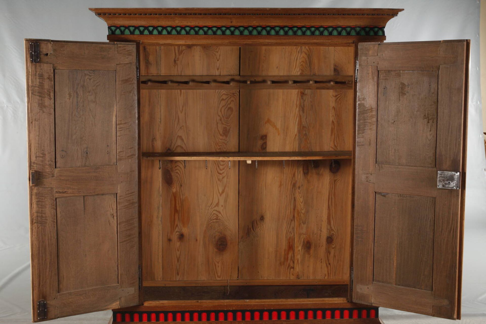 DielenschrankEiche massiv, 1. Hälfte 19. Jh., zerlegbarer zweitüriger Schrank mit ornamentalen - Bild 5 aus 10