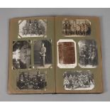 Ansichtskartenalbum Weltkriegmeist 1. Weltkrieg, ca. 205 Postkarten mit meist militärischen Motiven,