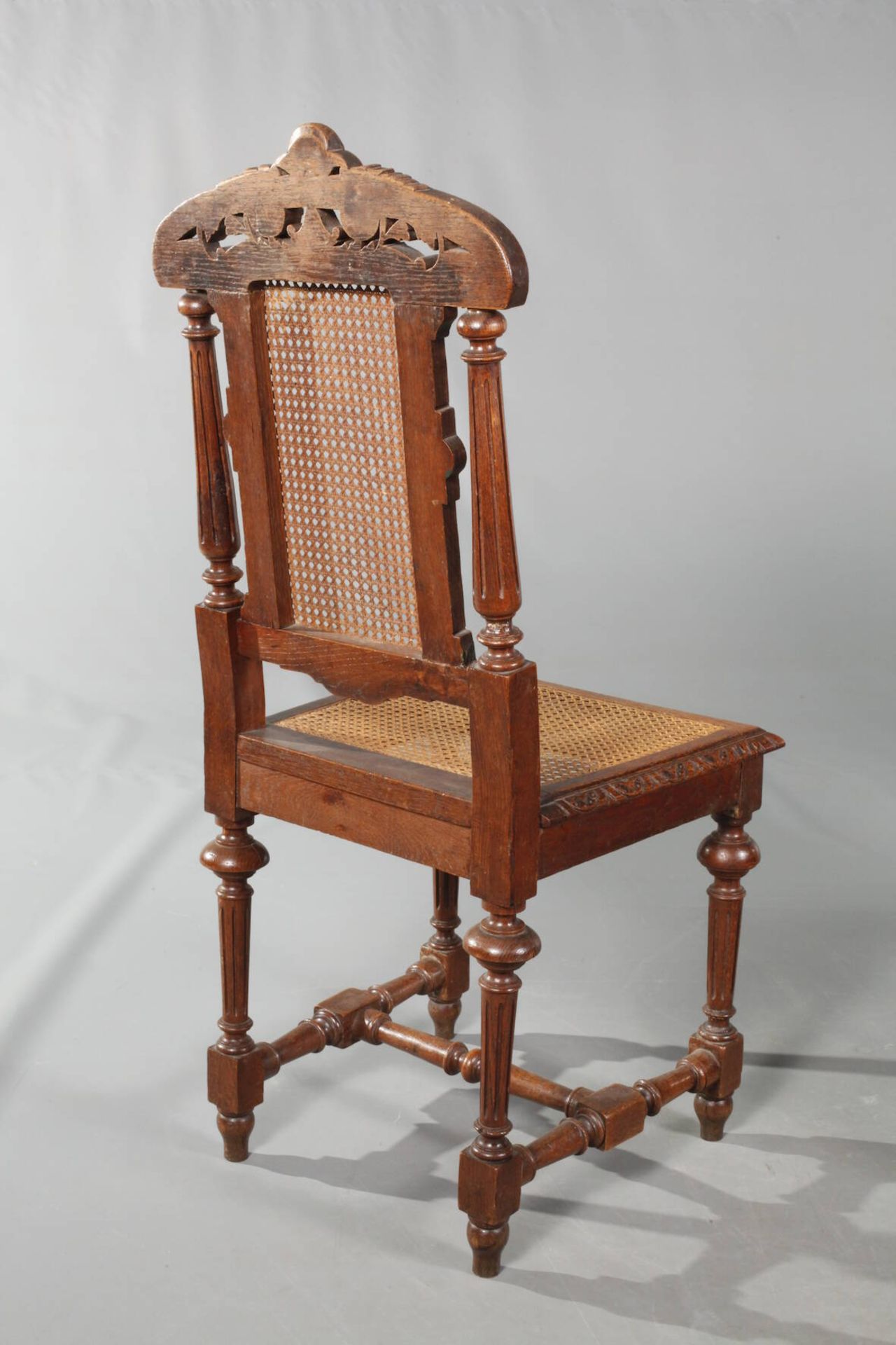 Sechs Stühle GründerzeitFrankreich, um 1880, Eiche massiv, ornamental beschnitzt, geflochtener - Bild 6 aus 11