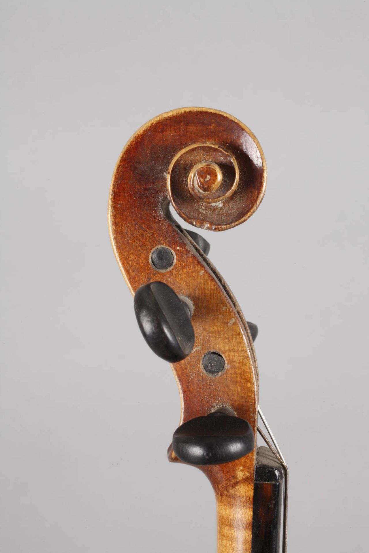 1/2 Violine um 1930, ohne Zettel, geteilter, kaum geflammter Boden im gelblich-braunen Lack, - Bild 4 aus 4