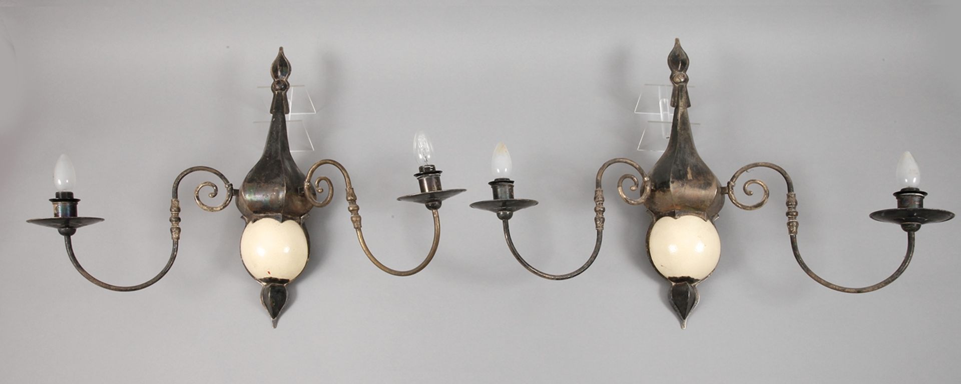 Paar außergewöhnliche Wandlampen1930er Jahre, Eisenblech versilbert, balusterförmige Wandappliken