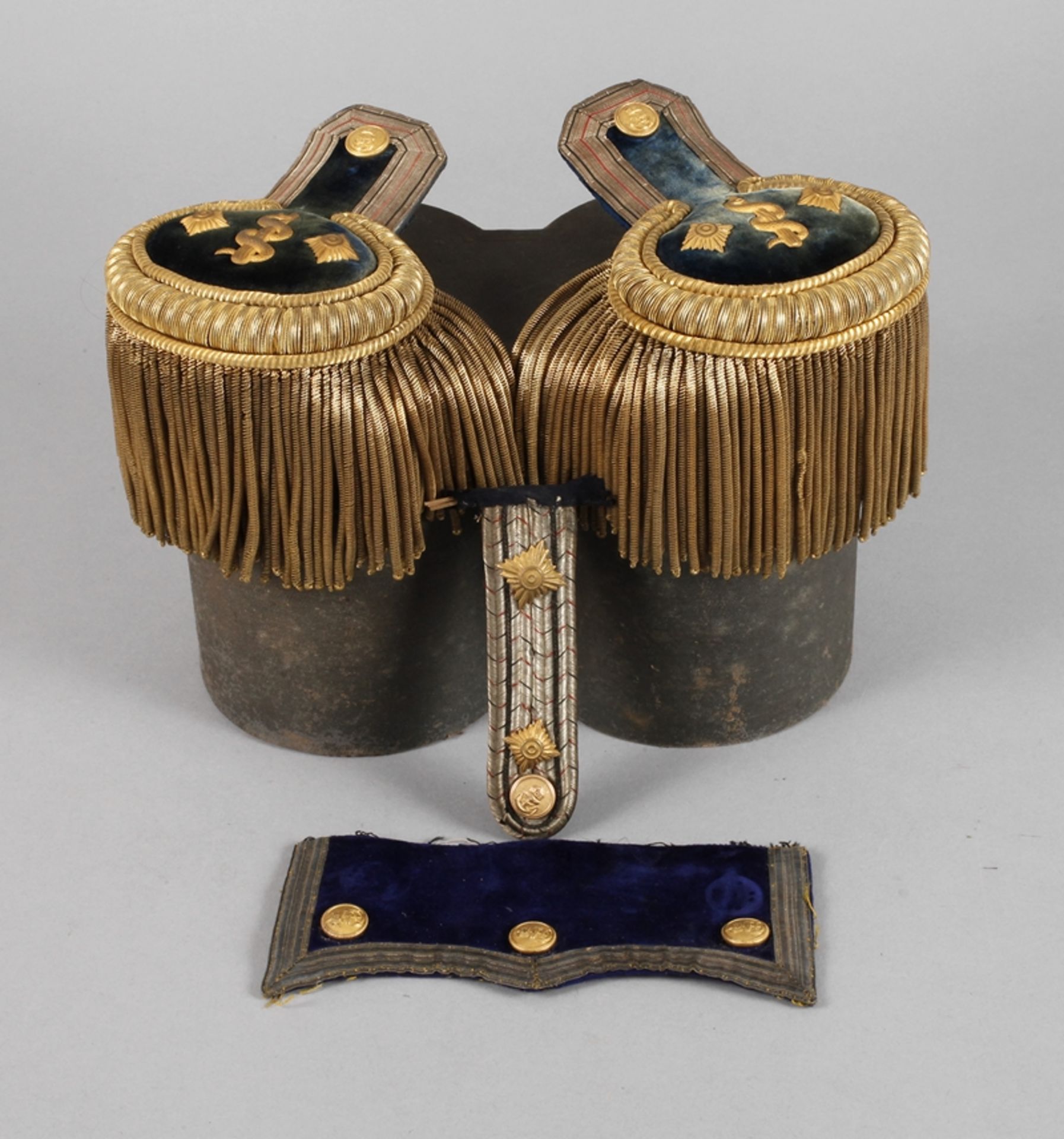 Paar Epauletten für einen Stabsarzt der Kaiserlichen Marineum 1910, wohl Rang eines