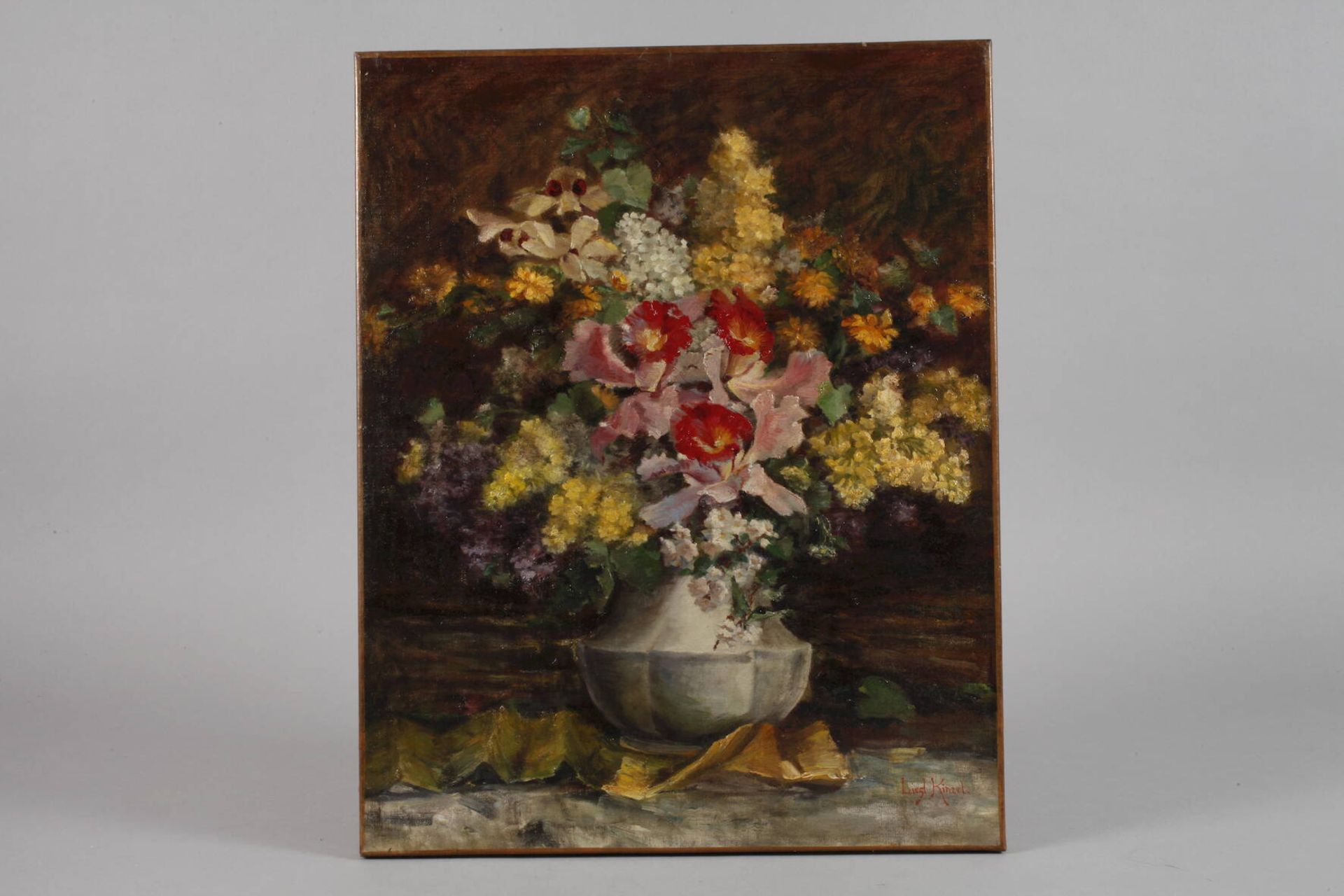 Liesl Kinzel, Blumenstillleben mit Orchideenduftiges Arrangement aus Orchideen, Flieder und - Bild 2 aus 5