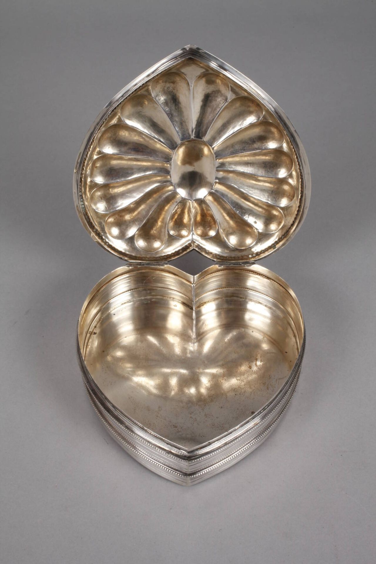 Silber Herzdoseum 1920, gestempelt Halbmond, Krone, 800, Herstellermarke Wilhelm Weinranck/Hanau, - Image 2 of 4