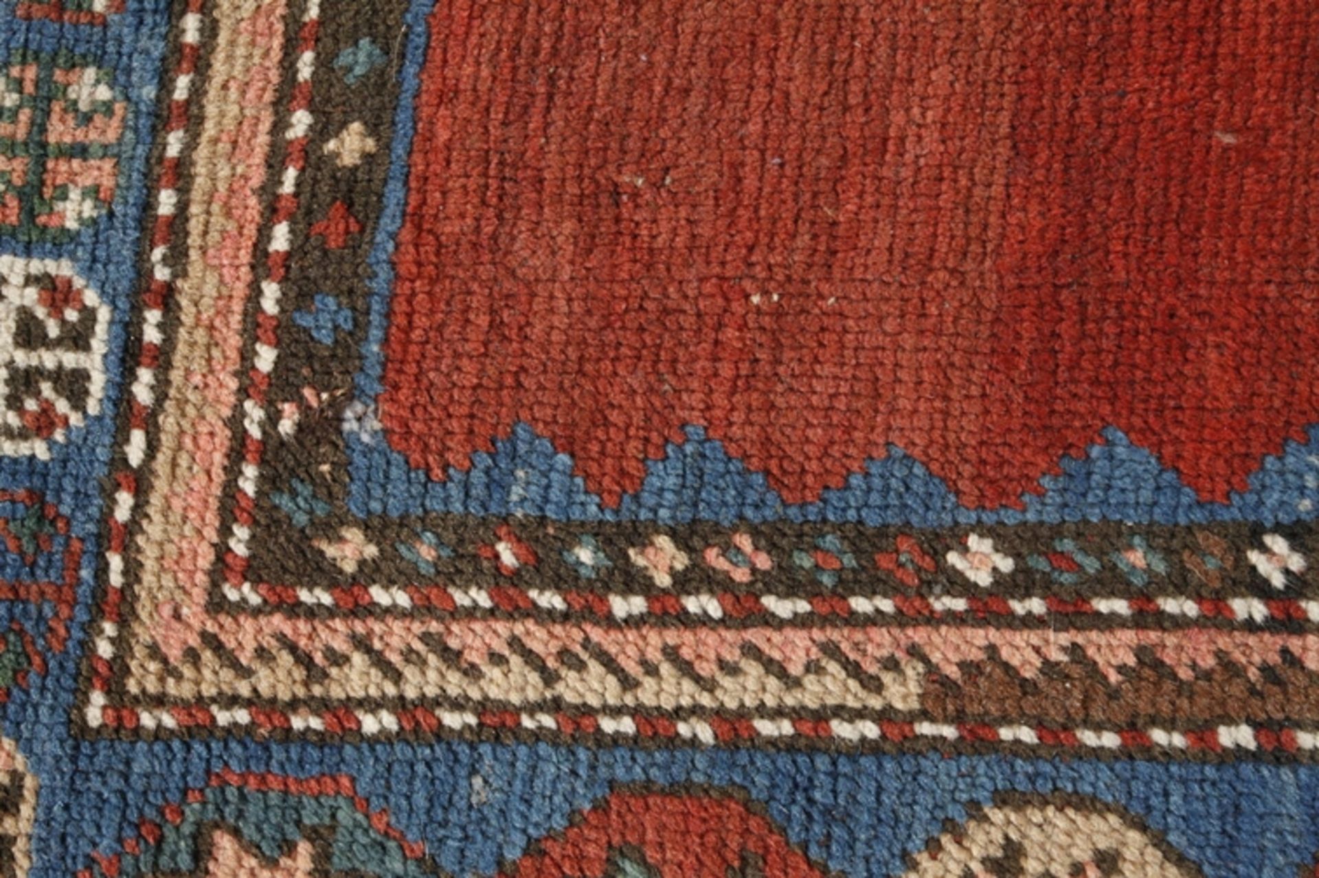 Teppich Kaukasus1. Hälfte 20. Jh., grüne bzw. blaue Rauten über rostrotem Grund, mehrere schmale - Bild 2 aus 3