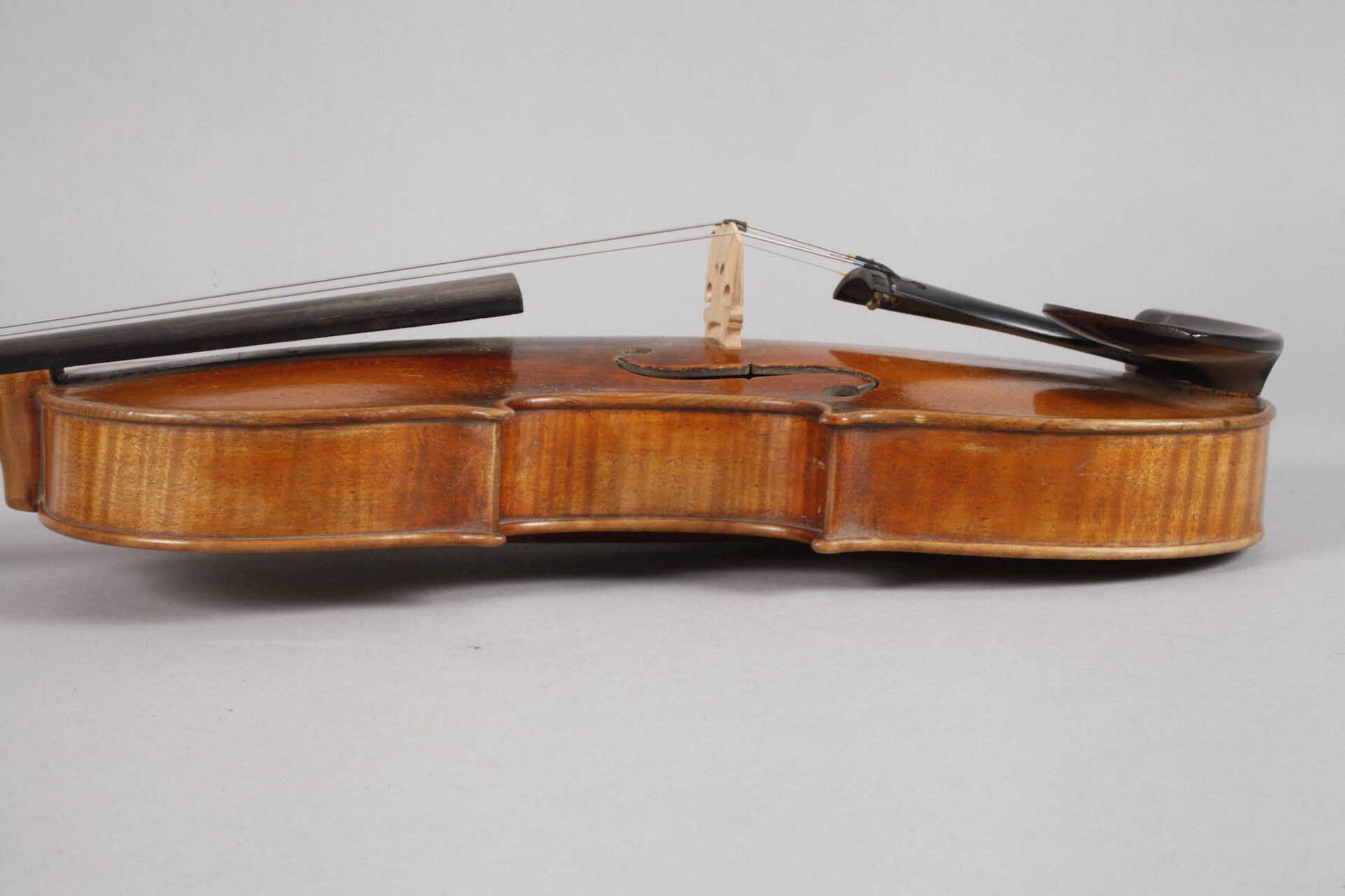 Violine auf Klebezettel bez. Ferd. A. Homoika Prage dat. 18... sowie ein weiterer unleserlicher - Bild 5 aus 6