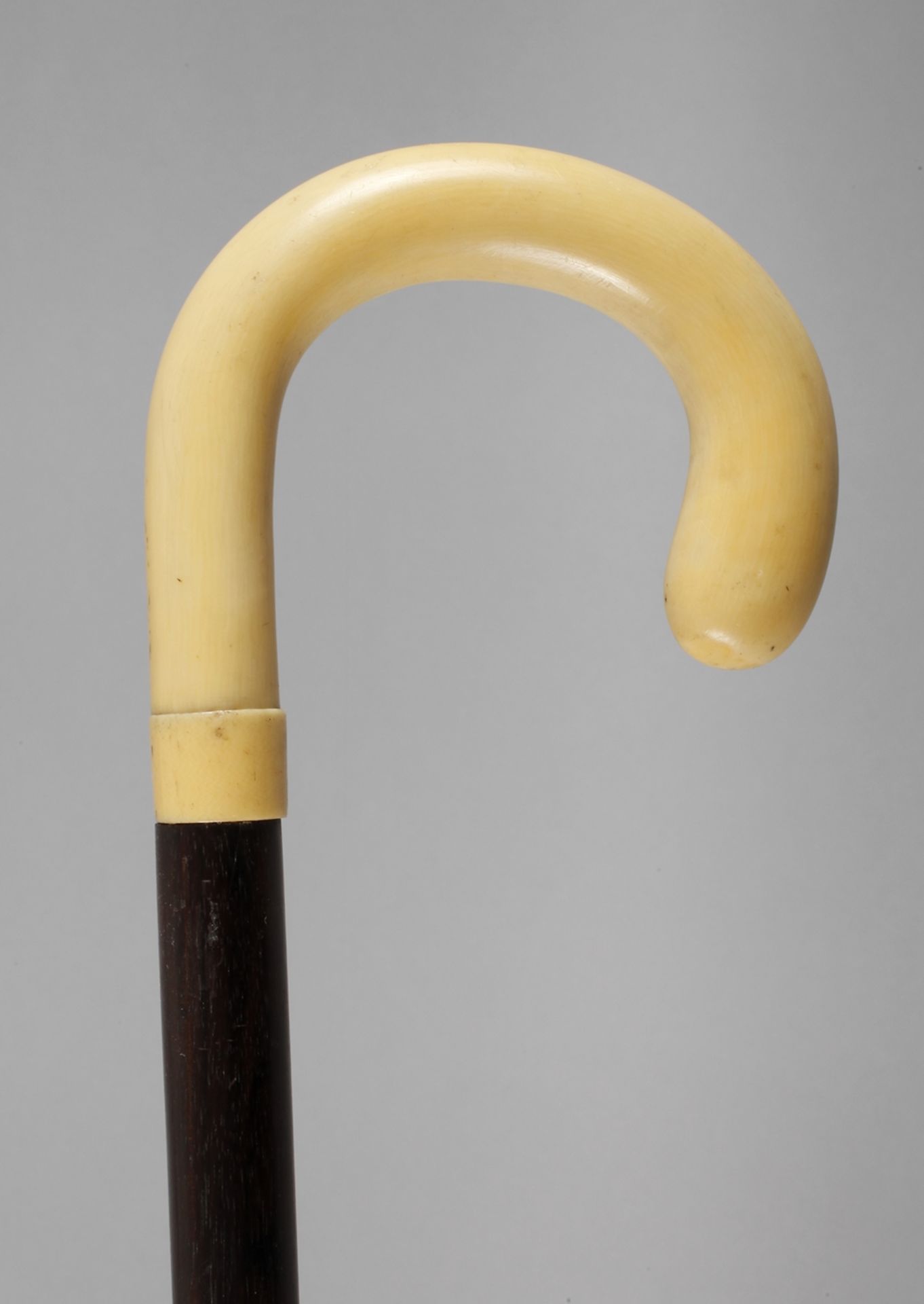 Spazierstock Beinum 1920, geschwungenes Griffstück aus Bein mit angesetzter Manschette, Schuss aus