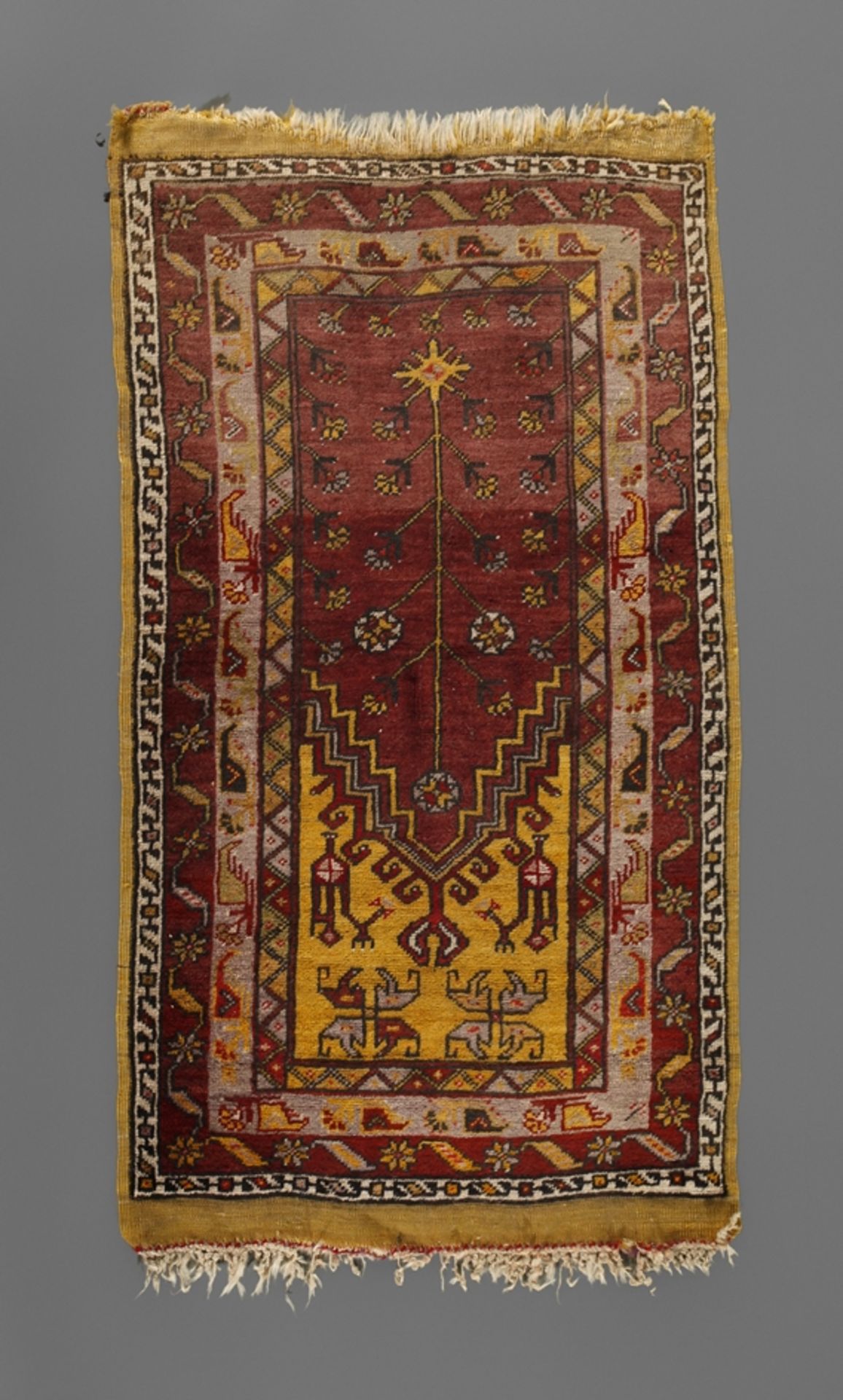 Gebetsteppich Anatolien2. Hälfte 20. Jh., farbenfrohes Modell, vorwiegend in Rot- und Gelbtönen, mit