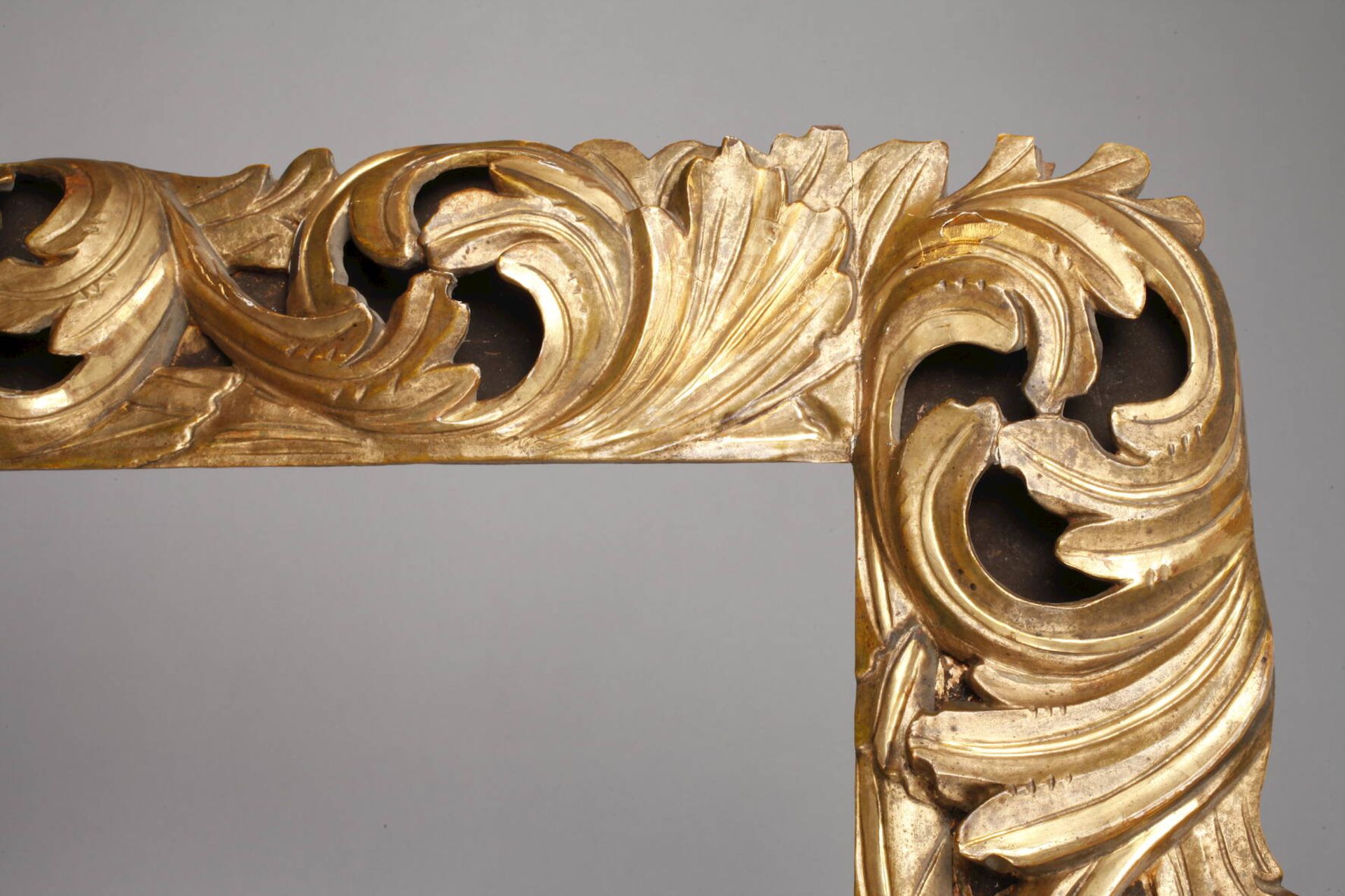 Qualitätsvoller Florentiner Rahmen19. Jh., aufwendig geschnitzt, hohl gearbeitet, blattvergoldet, - Bild 4 aus 5