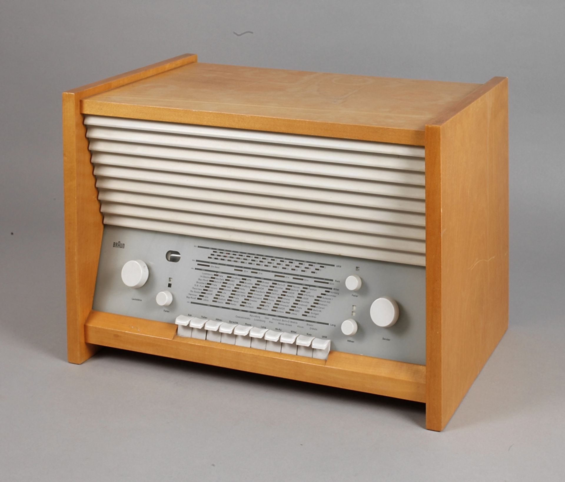 Radiogerät Braun 1957/58, Modell Super G11/62 Ch= RC62 - Braun, gemarkt, im Holzgehäuse mit weißen