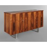 Kleines Sideboard Tropenholz furniert, die Beine aus verchromten Rechteckprofilen, 1970er Jahre,