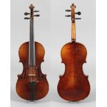 1/2 Violine um 1930, ohne Zettel, geteilter, kaum geflammter Boden im gelblich-braunen Lack,