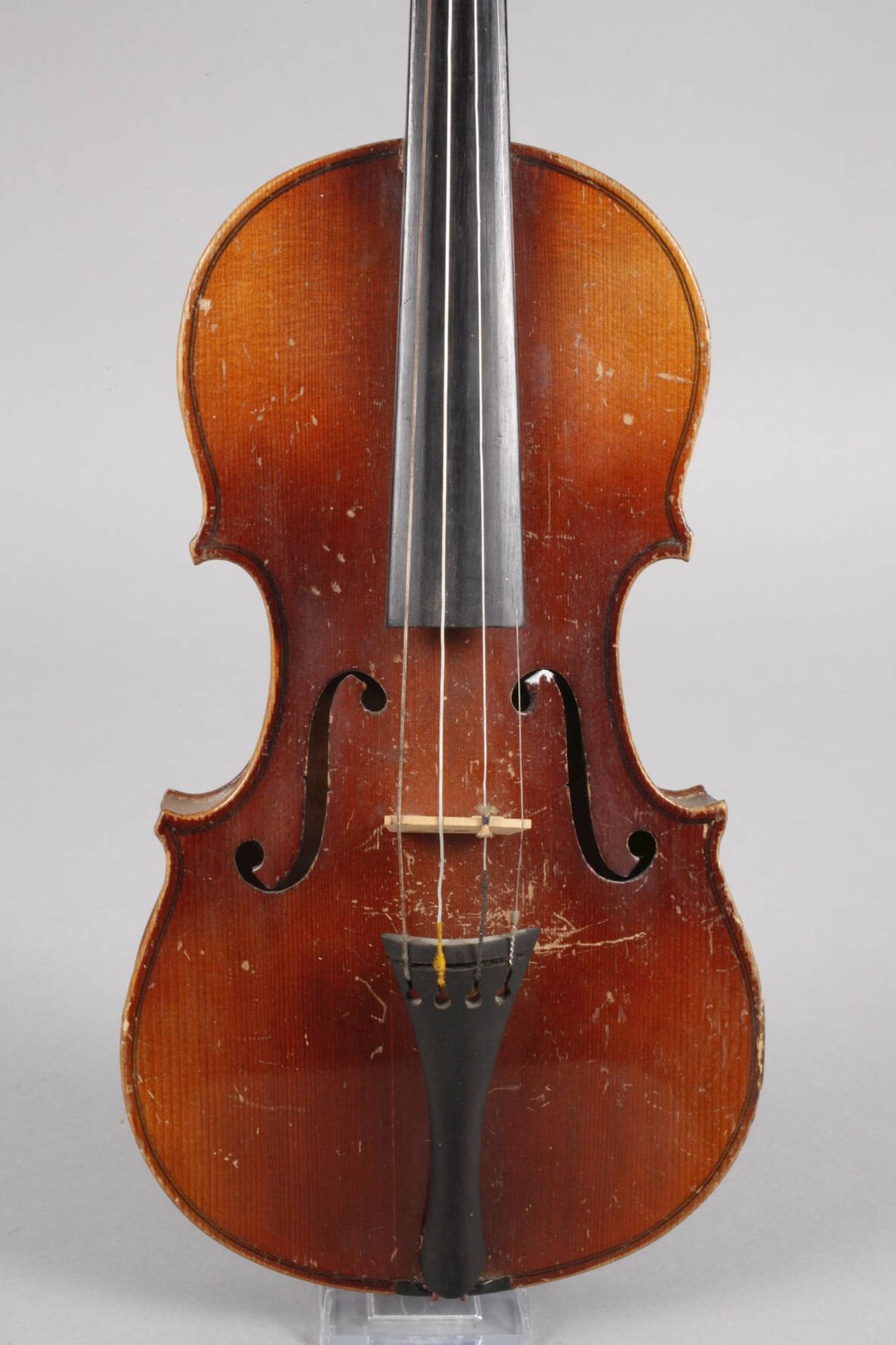 1/2 Violine um 1930, ohne Zettel, geteilter, kaum geflammter Boden im gelblich-braunen Lack, - Bild 2 aus 4